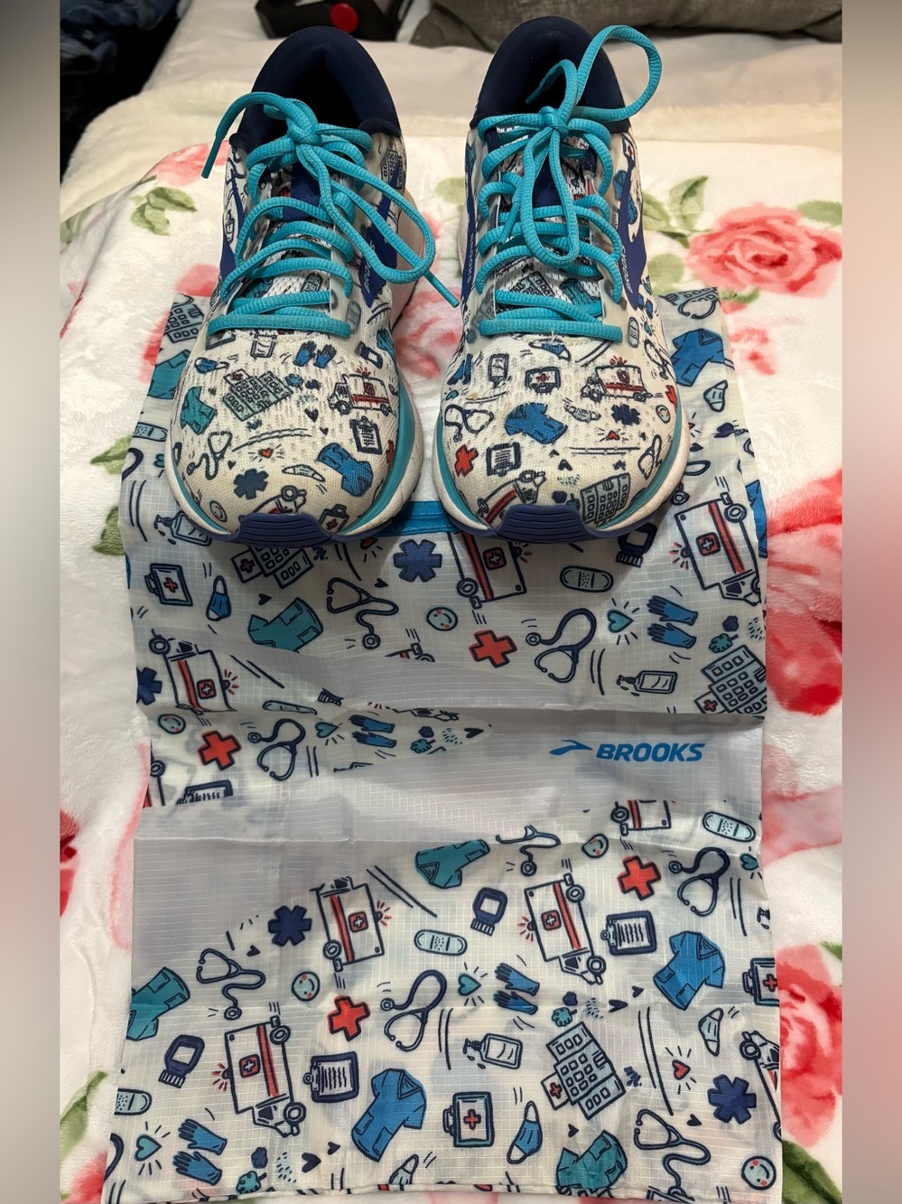 Brooks Hero Nurse Print Sneakers Size 9 + Matching Bag 💙 Medical Edition - Picture 8 of 9